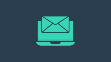 Zarflı turkuaz dizüstü bilgisayar ve açık e- posta ekran simgesi mavi arkaplanda izole edildi. E-posta pazarlama, internet reklamcılığı kavramları. 4K Video hareketli grafik canlandırması