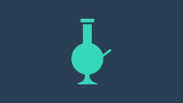 Tyrkysová skleněná bong pro kouření marihuany nebo konopí ikony izolované na modrém pozadí. Grafická animace pohybu videa 4K — Stock video