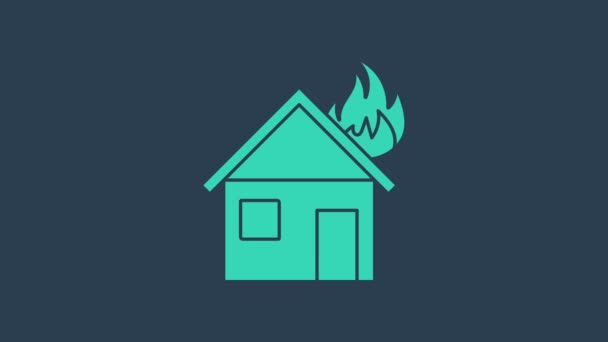 Turchese Fuoco nell'icona della casa in fiamme isolato su sfondo blu. Animazione grafica 4K Video motion — Video Stock