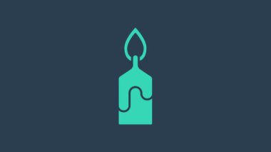 Turkuaz yanan mum simgesi mavi arkaplanda izole edildi. Silindirik mum çubuğu ve yanan ateş. 4K Video hareketli grafik canlandırması