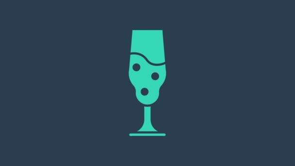 Icono de cristal de vino turquesa aislado sobre fondo azul. Icono de vino. Símbolo de copa. Señal de cristalería. Feliz Pascua. Animación gráfica de vídeo 4K — Vídeo de stock