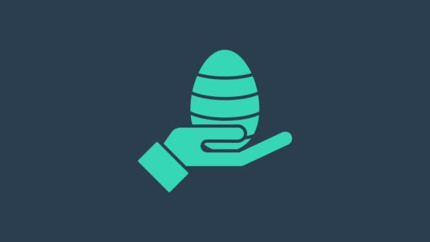 Turkuaz insan eli ve paskalya yumurtası ikonu mavi arka planda izole edilmiş. Mutlu Paskalyalar. 4K Video hareketli grafik canlandırması — Stok video