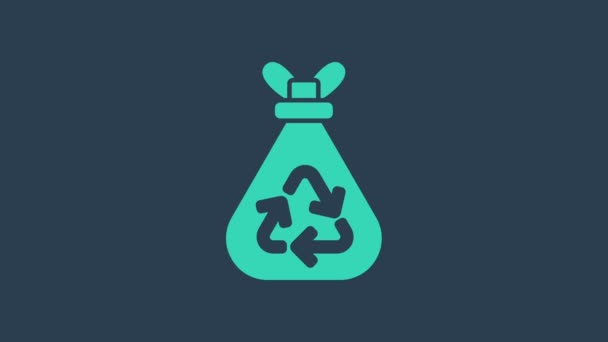 Bolsa de basura turquesa con icono de símbolo de reciclaje aislado sobre fondo azul. Icono de bote de basura. Reciclar signo de cesta. Animación gráfica de vídeo 4K — Vídeos de Stock