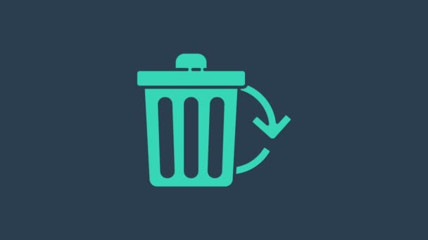 Papelera de reciclaje de turquesa con icono de símbolo de reciclaje aislado sobre fondo azul. Icono de bote de basura. Cartel de basura. Reciclar signo de cesta. Animación gráfica de vídeo 4K — Vídeos de Stock