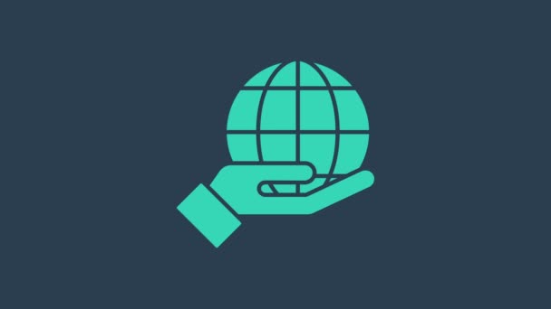 Бирюзовая человеческая рука держит иконку земного шара изолированной на синем фоне. Концепция Save Earth. Видеографическая анимация 4K — стоковое видео