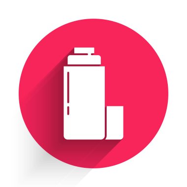 Beyaz termos konteynır ikonu uzun gölgeli. Termo matara ikonu. Kamp ve yürüyüş ekipmanları. Kırmızı daire düğmesi. Vektör.