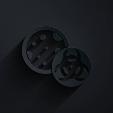 Kağıt kesiği GDO simgesi siyah arkaplanda izole edildi. Genetik olarak değiştirilmiş organizma kısaltması. DNA gıda modifikasyonu. Kağıt sanatı tarzı. Vektör.