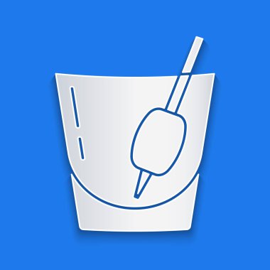 Kağıt kesiği Kokteyl Bloody Mary ikonu mavi arka planda izole edilmiş. Kağıt sanatı tarzı. Vektör.