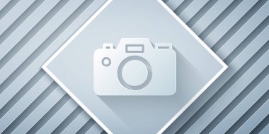 Kağıt kesiği fotoğraf makinesi simgesi gri arkaplanda izole edildi. Fotoğraf makinesi simgesi. Kağıt sanatı tarzı. Vektör.
