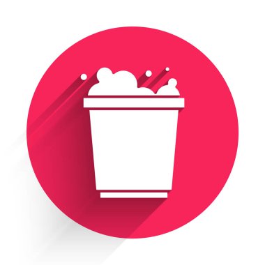 Köpük ve baloncuklu beyaz kova uzun gölgeli izole edilmiş. Temizlik hizmeti konsepti. Kırmızı daire düğmesi. Vektör.