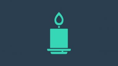 Turkuaz yanan mum simgesi mavi arkaplanda izole edildi. Silindirik aromatik mum çubuğu ve yanan ateş. Mutlu Cadılar Bayramı Partisi. 4K Video hareketli grafik canlandırması