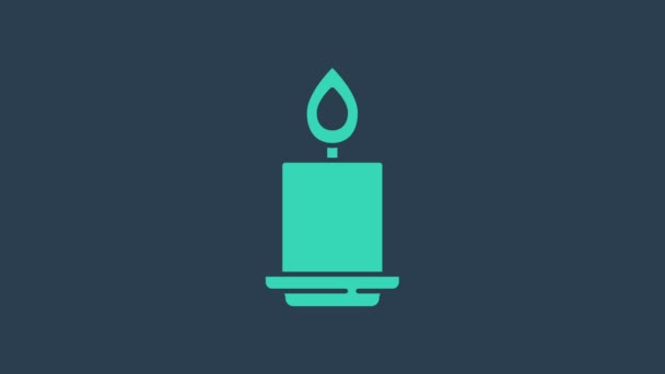 Icono de vela ardiente turquesa aislado sobre fondo azul. Válvula cilíndrica aromática con llama ardiente. Feliz fiesta de Halloween. Animación gráfica de vídeo 4K — Vídeo de stock