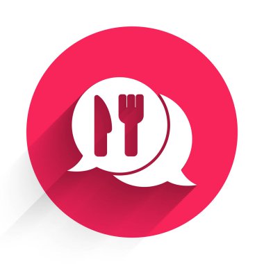 Beyaz Kafe ve restoran konumu ikonu uzun gölgeli izole edilmiş. Noktanın içinde çatal ve kaşık yeme işareti var. Kırmızı daire düğmesi. Vektör..