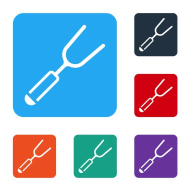 Beyaz Izgara Çatal simgesi beyaz arkaplanda izole edildi. Mangal çatalı tabelası. Barbekü ve ızgara aleti. Renkli kare düğmelerle simgeleri ayarla. Vektör.