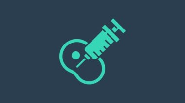 Mavi arka planda genetik olarak değiştirilmiş turkuaz et simgesi izole edildi. Ete şırınga enjekte ediliyor. 4K Video hareketli grafik canlandırması