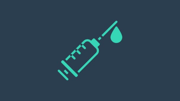 Icono de jeringa turquesa aislado sobre fondo azul. Jeringa para vacuna, vacunación, inyección, vacuna contra la gripe. Equipo médico. Animación gráfica de vídeo 4K — Vídeo de stock