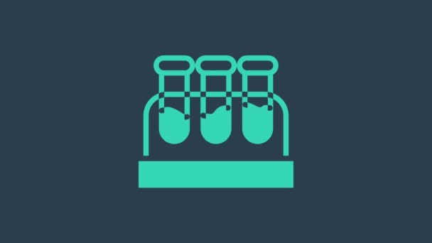 Türkis Reagenzglas oder Kolben mit Blutsymbol isoliert auf blauem Hintergrund. Labor-, Chemie-, wissenschaftliche Glaswaren Zeichen. 4K Video Motion Grafik Animation — Stockvideo