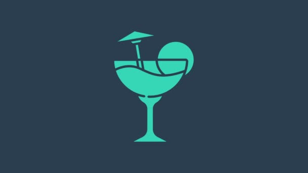 Mavi arka planda izole edilmiş şemsiye ikonlu turkuaz kokteyl ve alkol içeceği. 4K Video hareketli grafik canlandırması — Stok video