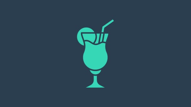 Бирюзовый коктейль и икона алкогольного напитка выделены на синем фоне. Видеографическая анимация 4K — стоковое видео