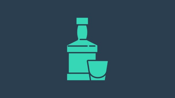 Botella de whisky turquesa e icono de vidrio aislado sobre fondo azul. Animación gráfica de vídeo 4K — Vídeos de Stock
