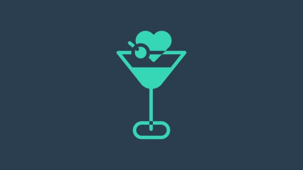 Бирюзовый мартини стеклянный значок изолирован на синем фоне. Икона коктейля. Значок из винного стекла. Видеографическая анимация 4K — стоковое видео