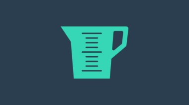 Mavi zemin üzerinde izole edilmiş kuru ve sıvı yiyecek ikonunu ölçmek için turkuaz ölçme kabı. Plastik şişenin sapı var. 4K Video hareketli grafik canlandırması