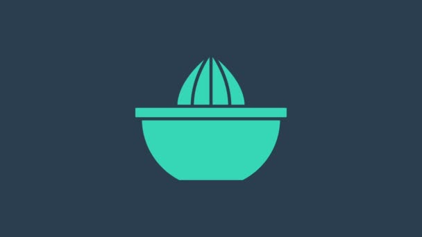 Икона бирюзового цитрусового соковыжималки выделена на синем фоне. Видеографическая анимация 4K — стоковое видео