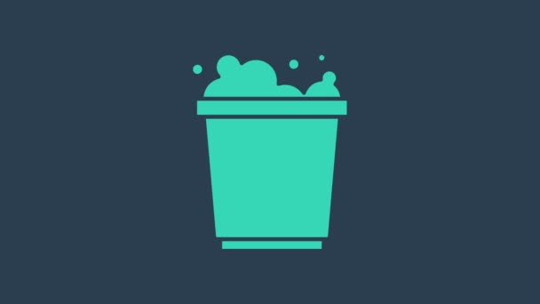 蓝色背景上孤立的带有泡沫和气泡图标的绿松石桶。清洁服务的概念。4K视频运动图形动画 — 图库视频影像