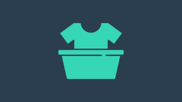 Mavi arka planda izole edilmiş tişört ikonu olan turkuaz plastik bir leğen. Sulu kase. Çamaşır yıkama, temizlik malzemeleri. 4K Video hareketli grafik canlandırması — Stok video