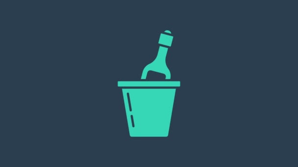 绿松石瓶香槟在一个冰桶图标隔离蓝色背景。4K视频运动图形动画 — 图库视频影像