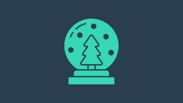 Boule à neige de Noël turquoise avec neige tombée et icône d'arbre de Noël isolée sur fond bleu. Joyeux Noël et bonne année. Animation graphique de mouvement vidéo 4K — Video