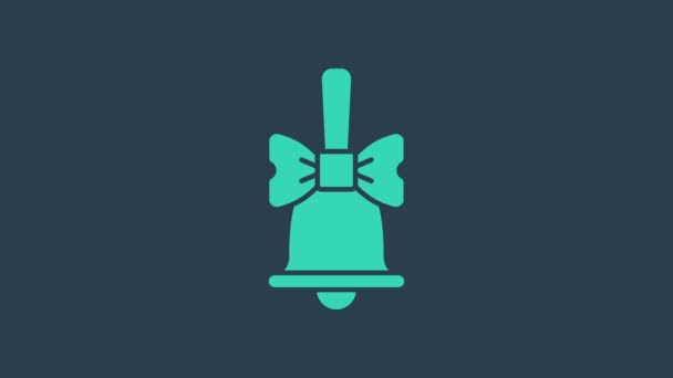 Бирюзовый С Рождеством икона звон колокола изолированы на синем фоне. Сигнал тревоги, служебный звонок, знак звонка, уведомление. Видеографическая анимация 4K — стоковое видео
