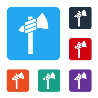 Beyaz Amerikan yerlilerinin balta ikonu beyaz arka planda izole edilmiş. Renkli kare düğmelerle simgeleri ayarla. Vektör.