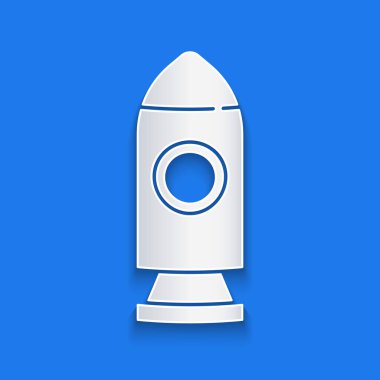 Kağıt kesiği Roket gemi simgesi mavi arka planda izole edildi. Uzay yolculuğu. Kağıt sanatı tarzı. Vektör.