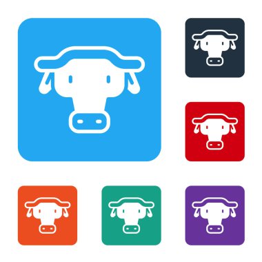 Beyaz Afrika bufalo başı ikonu beyaz arka planda izole edildi. Maskot, Afrika savanası hayvanı. Yaban öküzü, karabaho ya da boynuzlu bizon boğası. Renkli kare düğmelerle simgeleri ayarla. Vektör.