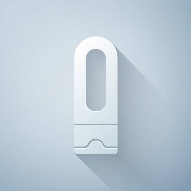 Kağıt kesiği şampuan şişesi gri arka planda izole edilmiş. Kağıt sanatı tarzı. Vektör.