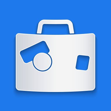 Kağıt kesiği seyahat simgesi için bavul mavi arkaplanda izole edildi. Seyahat bagaj tabelası. Seyahat bagaj ikonu. Kağıt sanatı tarzı. Vektör.