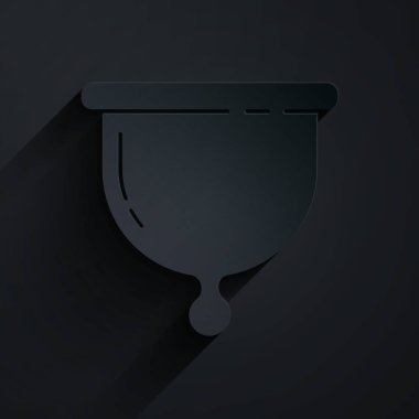 Kağıt kesiği Adet Bardağı simgesi siyah arka planda izole edilmiş. Kadın hijyeni. Kritik günlerde kadınlar için koruma. Kağıt sanatı tarzı. Vektör.