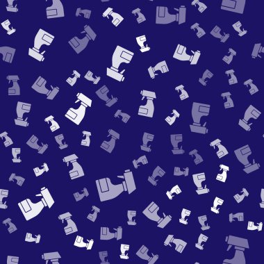 Beyaz temizleme sprey şişesinde deterjan sıvısı ikonu var. Mavi arka planda izole edilmiş dikişsiz desen. Leke çıkarıcı. Vektör.