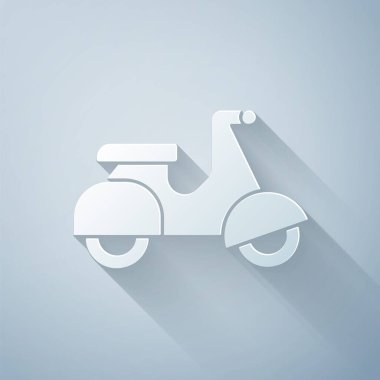 Kağıt kesiği Scooter dağıtım simgesi gri arkaplanda izole edildi. Teslimat hizmeti konsepti. Kağıt sanatı tarzı. Vektör.