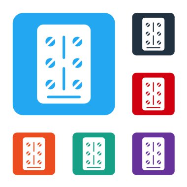 Beyaz arka planda izole edilmiş su toplayan beyaz haplar. İlaç paketi. Tablet, vitamin, antibiyotik, aspirin. Renkli kare düğmelerle simgeleri ayarla. Vektör.