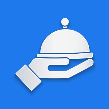 Mavi arka planda izole edilmiş bir tepsi yemek ikonu ile kaplanmış kağıt kesiği. Tepsi ve kapak işareti. Kapaklı bir restoran saati. Kağıt sanatı tarzı. Vektör.