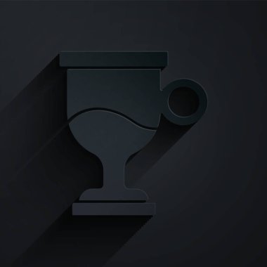 Kağıt kesiği, siyah arka planda izole edilmiş bir bardak içki ve malzeme ikonu ile karıştırılmış şarap. Tarçın çubuğu, karanfil, limon dilimi. Kağıt sanatı tarzı. Vektör.