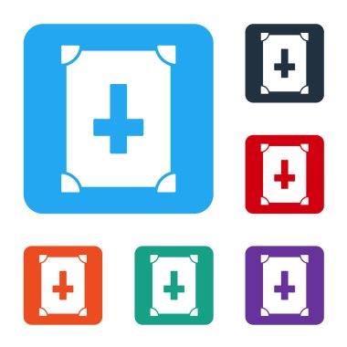 Beyaz Kadim büyü kitabında simya tarifleri, mistik büyüler ve beyaz arka planda izole edilmiş büyü simgeleri var. Renkli kare düğmelerle simgeleri ayarla. Vektör.