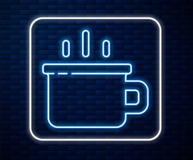 Parlayan neon hattı kahve fincanı simgesi tuğla duvar arkasında izole edilmiş. Çay fincanı. Sıcak içecek kahvesi. Vektör.