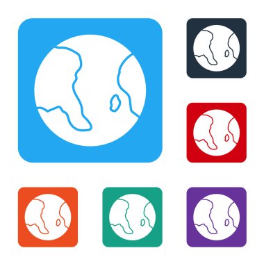 Beyaz Dünya küre simgesi beyaz arkaplanda izole edilmiş. Dünya ya da Dünya işareti. Küresel internet sembolü. Geometrik şekiller. Renkli kare düğmelerle simgeleri ayarla. Vektör.