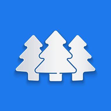 Kağıt kesiği Ağaçlar simgesi mavi arkaplanda izole edilmiş. Orman sembolü. Kağıt sanatı tarzı. Vektör.