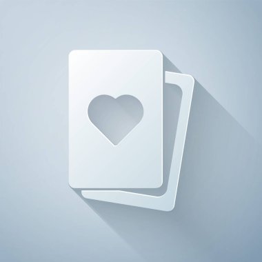 Kağıt kesiği, gri arkaplanda izole edilmiş iskambil simgesi destesi. Kumarhane kumarı. Kağıt sanatı tarzı. Vektör.