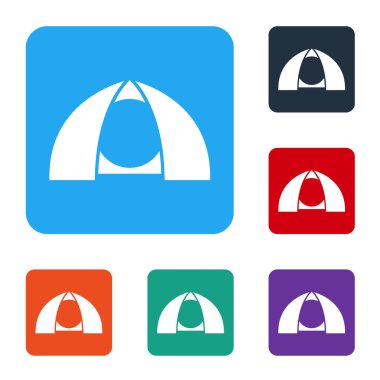 Beyaz turist çadırı simgesi beyaz arka planda izole edildi. Kamp sembolü. Renkli kare düğmelerle simgeleri ayarla. Vektör.