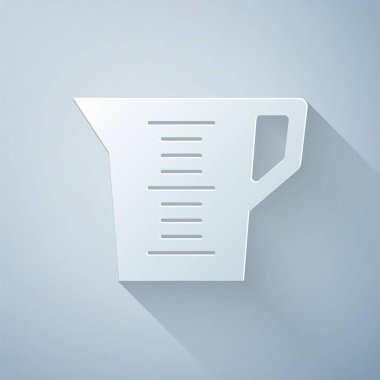 Kağıt kesiği, kuru ve sıvı yiyecek ikonunu ölçmek için gri arka planda bulunan ölçü kabını kesiyor. Plastik şişenin sapı var. Kağıt sanatı tarzı. Vektör.